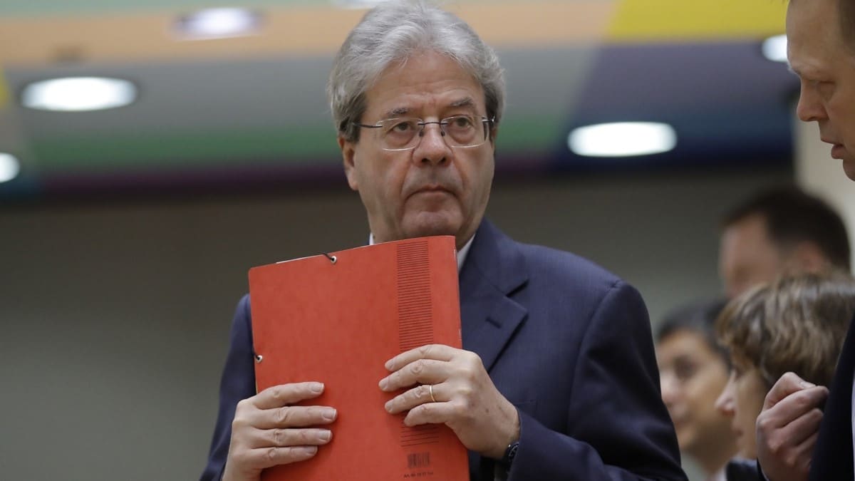 El comisario de Economía, el socialista Gentiloni, ataca a Feijóo por su critica a la reforma de pensiones