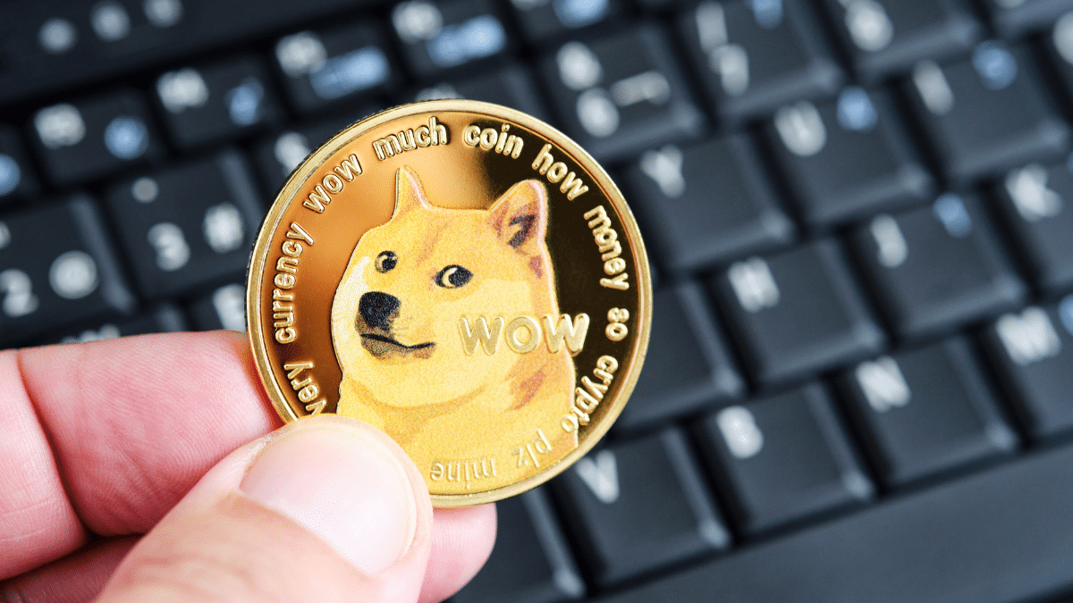 Elon Musk cambia el logo de Twitter por el de Dogecoin y dispara su valor