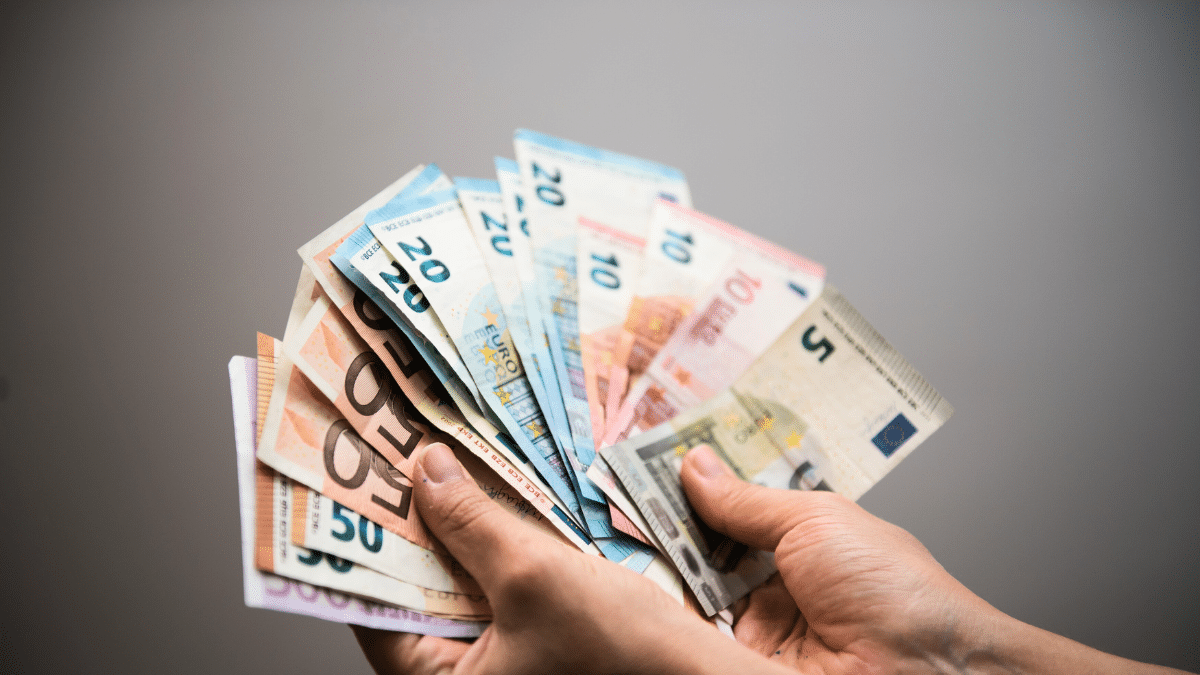 El salario medio en España aumenta un 4% en 2022, pero la capacidad de compra disminuye un 4% debido al aumento de los precios