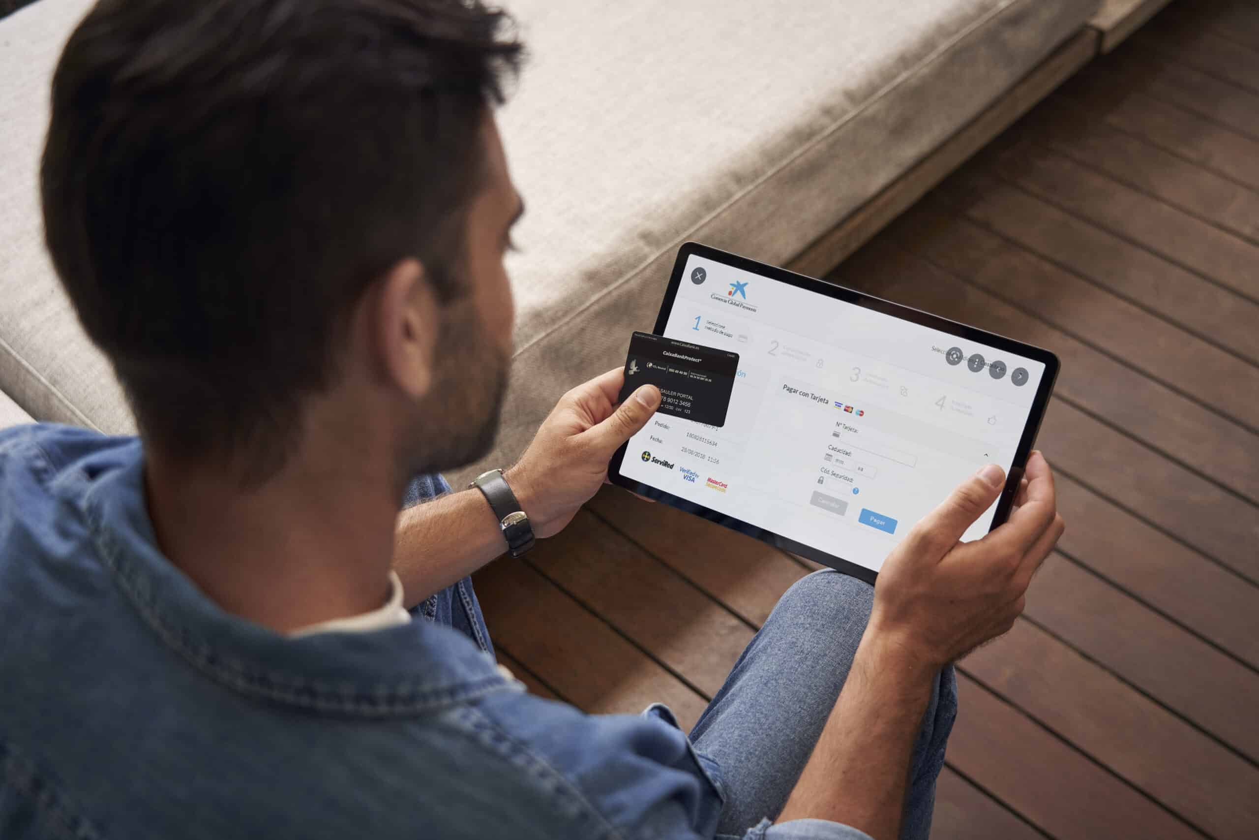 CaixaBank reduce ‘plástico’ aumentado la validez de todas sus tarjetas